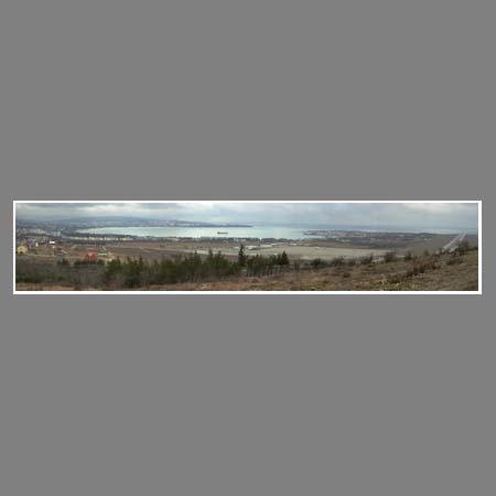 Вид на Голубую бухту и аэропорт Геленджик. Панорама из 10 кадров.